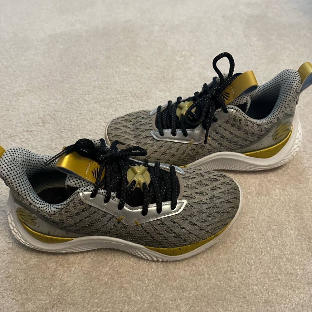 UA Curry basketball sneakers youth sz 5.5